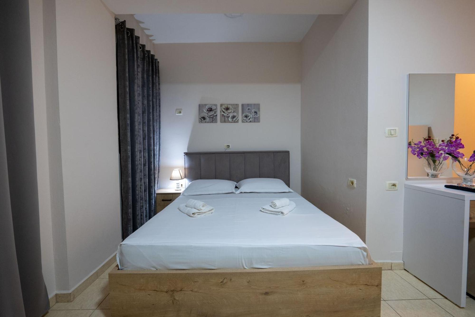 Twins Hotel Εξαμίλιο Εξωτερικό φωτογραφία