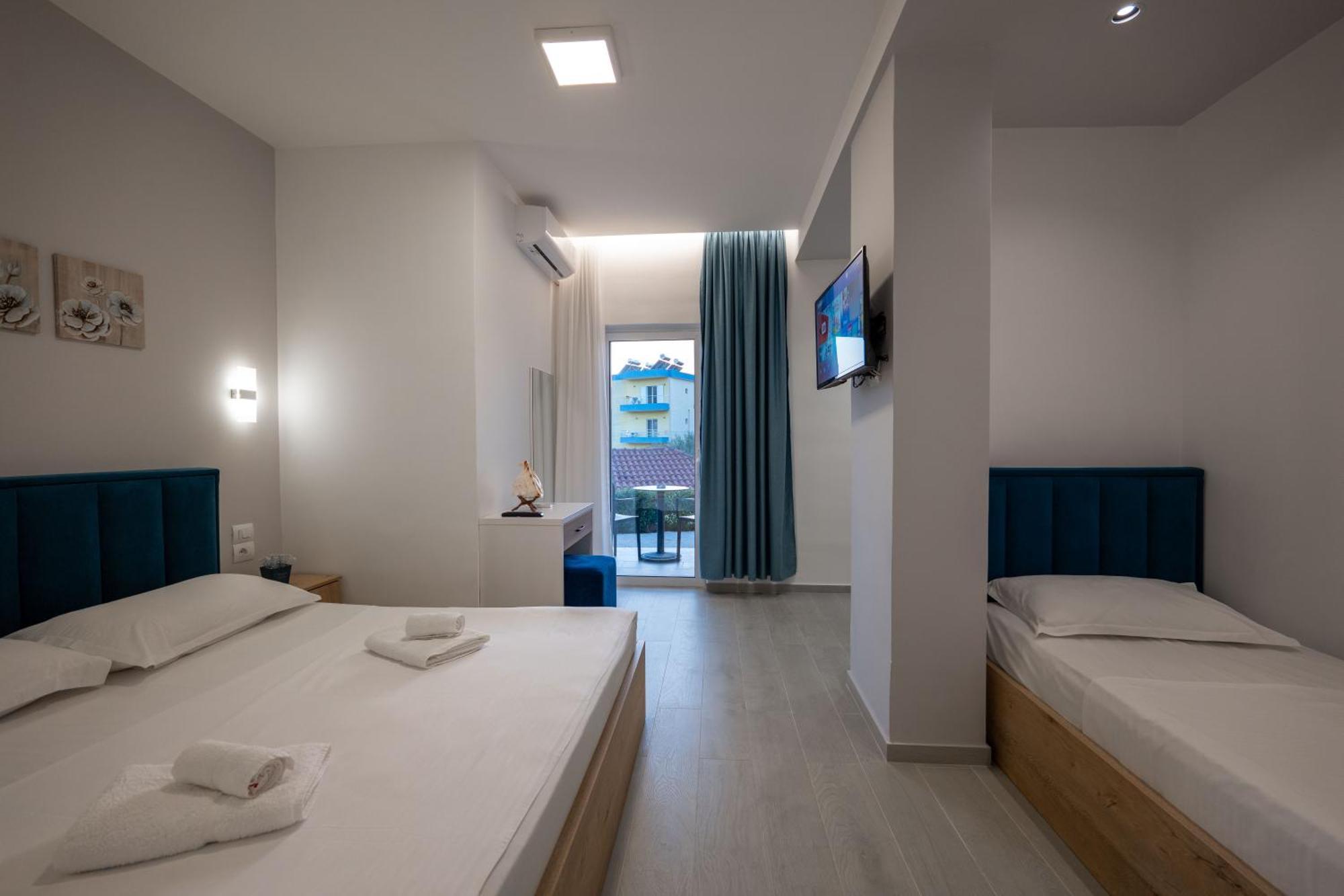 Twins Hotel Εξαμίλιο Εξωτερικό φωτογραφία