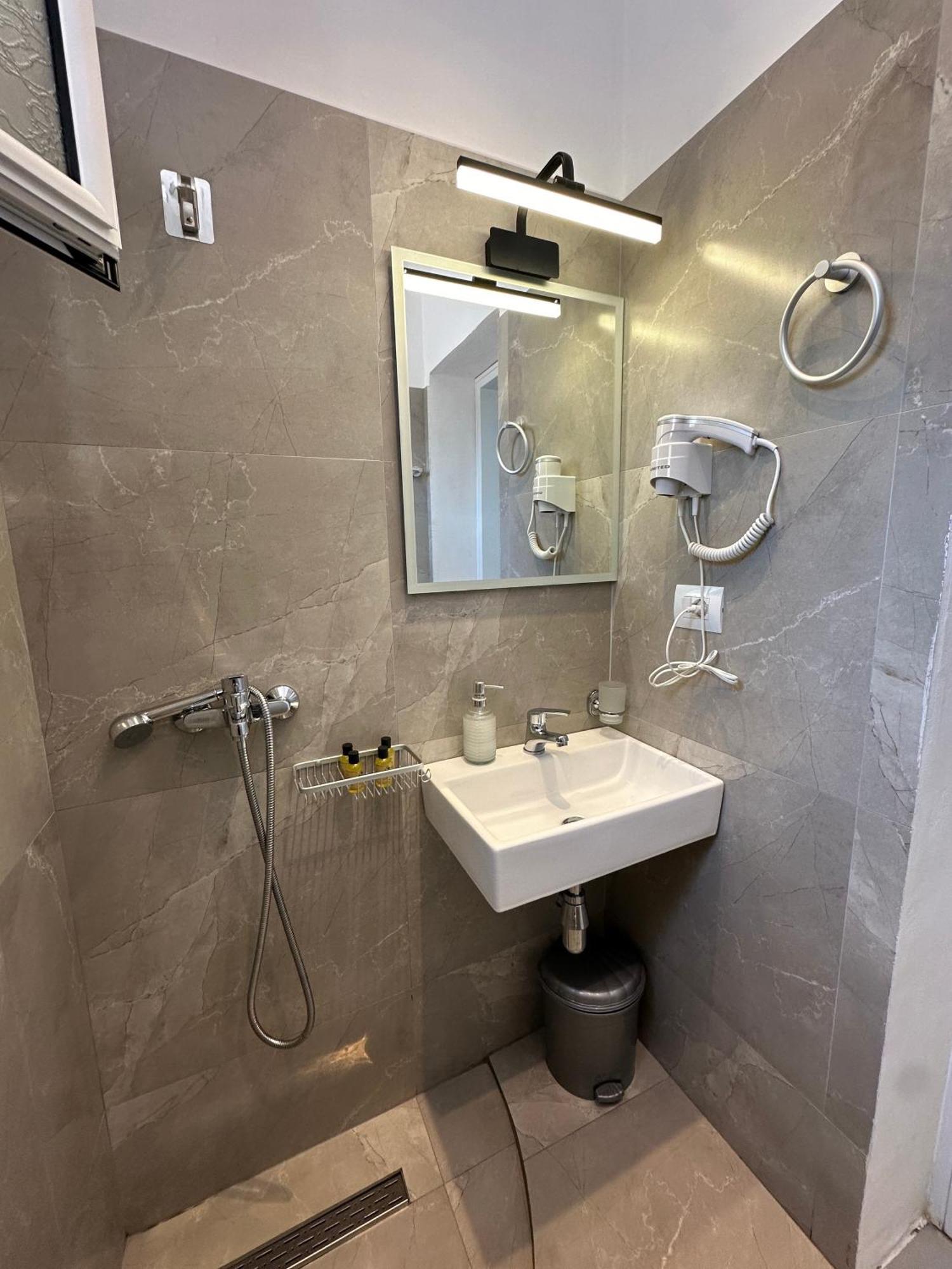 Twins Hotel Εξαμίλιο Εξωτερικό φωτογραφία